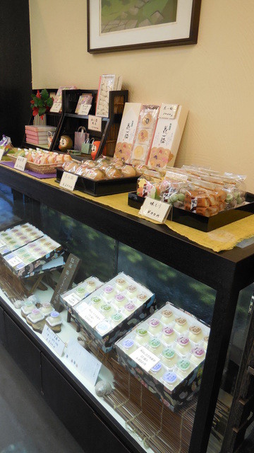 さかくら総本家 店内のケース