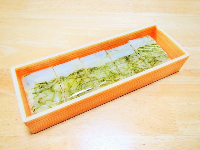 ヒロ助 白えび昆布〆の一口押し寿司.2500円