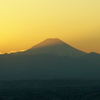 夕日を背負い浮かぶ富士