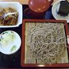 美唄　まつき。もり蕎麦に角煮、サービスおにぎり。