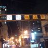 灯りが一部消えた消えた看板