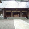 天岩戸神社では神主さんに導かれ天の岩戸を参拝
