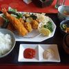 ミックスフライ（エビ、カキフライ、ヒレカツ）定食。