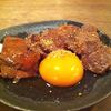 牛缶と鶏卵。七味を振ったが、胡椒がより調和する
