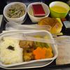 暫らくすると機内食