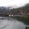 春雨に煙る一ツ瀬ダム