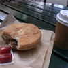 公園のカフェでミートパイ、イギリスっぽい。