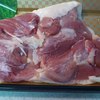 自然の中で育った鶏は筋肉質で皮の厚みも違います！