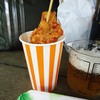 カップの唐揚げ。300円也。