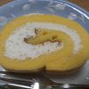 カットした蜂蜜ロールケーキ