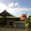 お寺の屋根に達磨。