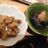 サービスのお通し・落花生の水煮・ナスのお浸し