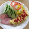 朝食に作ったサラダとオムレツ
