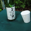 パイプチェアの上の酒