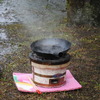 雨に濡れる七輪と中華鍋