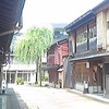 メインストリート奥から入口の柳を…。