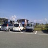 駐車場の柵の外側にあります