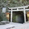 岩を刳り貫いた入口