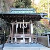 洞窟入口の祠