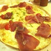 ドイツ居酒屋にてピザ上の薄餅生ハム風味