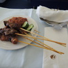 機内食からサテーが・多いわ！