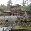 山に沿ってお寺はあります