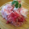 サルメリアラボで、生ハム盛合せ