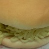ラーメンバーガー。挟まれた麺の存在感が凄い