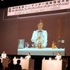 大阪代表の鳥瀬麻世さん。スクリーンと真ん中の人。