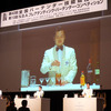 大阪代表の京中武将さん。スクリーンと真ん中の人。