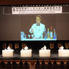 ステージ上では４名が同時に演技。