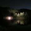 岸に佇む涵花亭