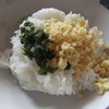 海老天かすと大葉をご飯の上にのせる