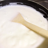 牛乳を沸騰させて、弱火にした後米を入れます