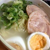 チャーシュー・ネギ・茹で卵を投入