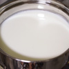牛乳を半分くらいになるまで煮詰めます