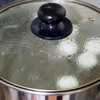 シロップで茹でると膨らんできます