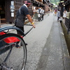 黒光りする人力車が渋い町