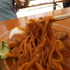 麺には唐辛子が練りこまれています。