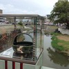 瀬戸川に架かる橋　両岸にはたくさんの露店