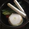 鍋に水を入れ玉ねぎ・ネギ・人参等でスープを作り