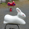 公園のウサギの乗り物