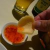 エビチップにチリを浸けて