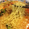麺は中細縮れ麺