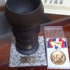 優勝トロフィーとメダル