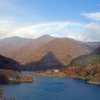 秋の奥四万湖と虹