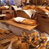 数々のパンが並ぶ