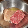 2段階目の鶏・豚挽肉と卵白