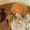 2，3口で辛さが脳天に。なので、生卵。
