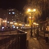夜の川沿いの散策路